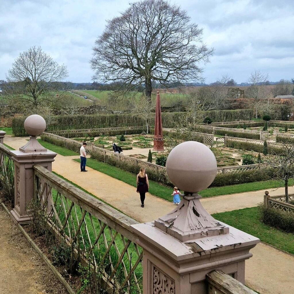 Walking through Kenilworth Castle and its Elizabethan Gardens